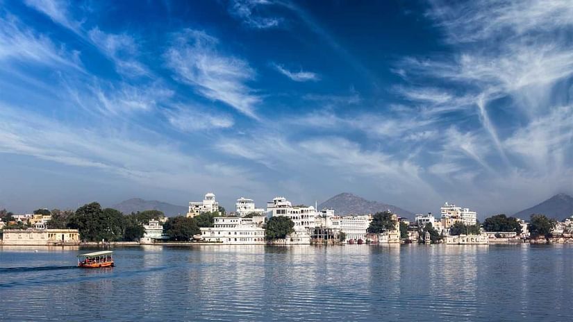 lake-pichola-udaipur-with-tourist-boat-rajasthan-india (1)