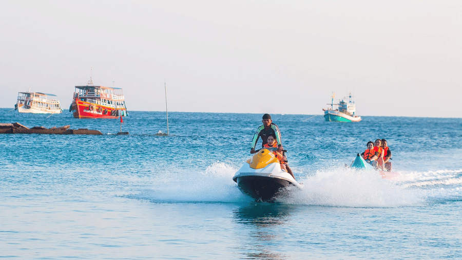 Enhance Your Stay in Mumbai with Water Sports at Juhu Beach