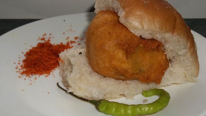 plate of vada pav and green chilli