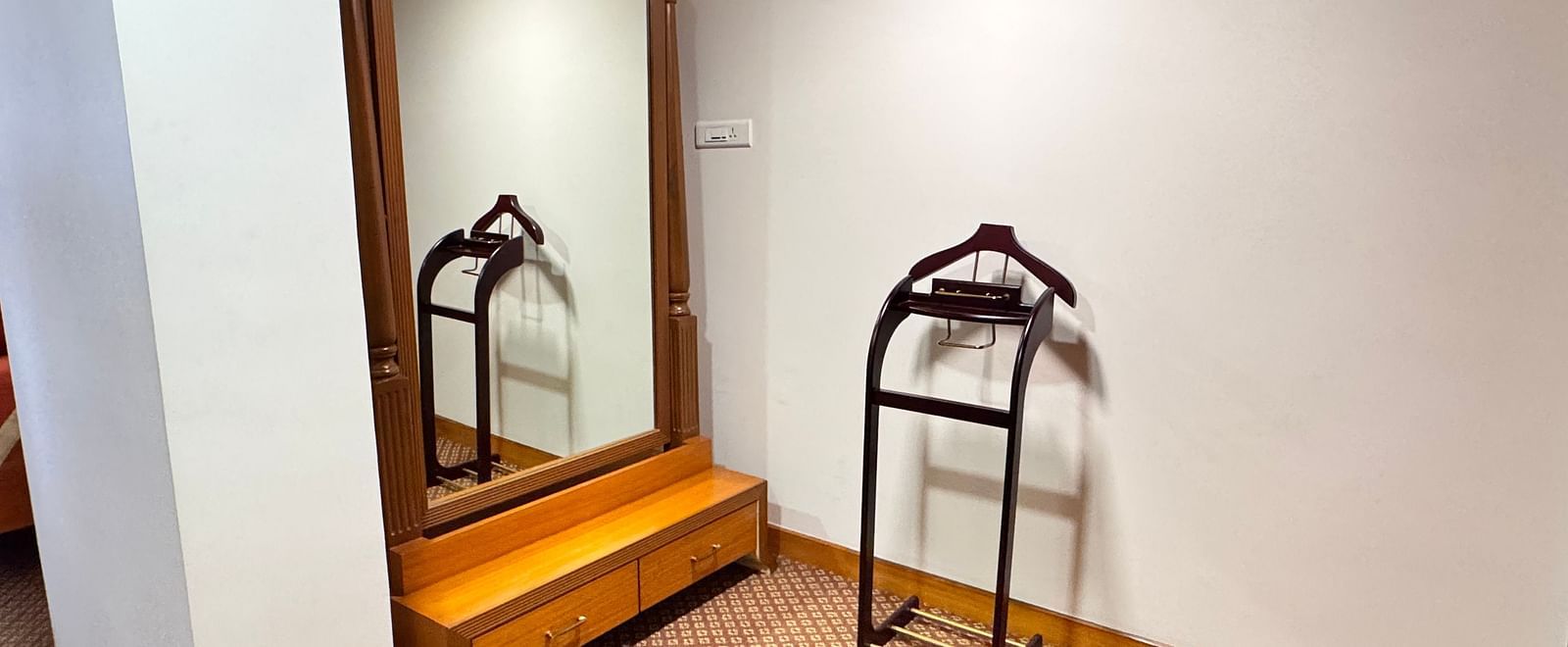 Classic Luggage Storage Nook at Cenneys Gateway