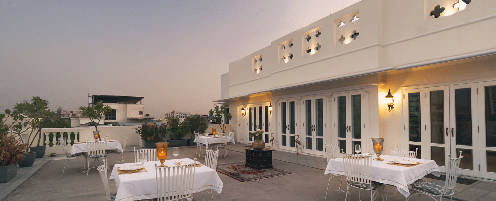 An open-air rooftop dining arrangement at our boutique hotel in Jaipur, Dileep Kothi.