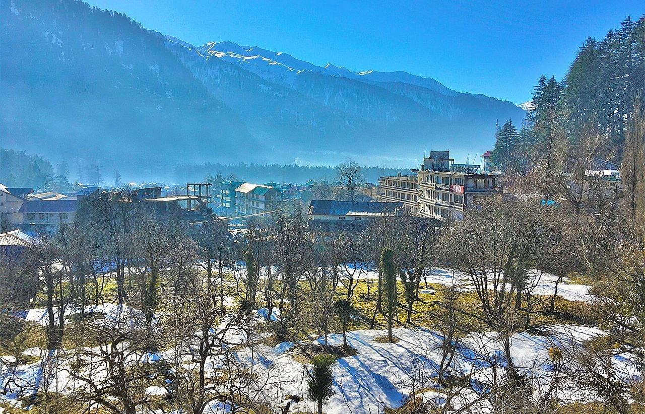 a town at the foothills of the mountain during winter