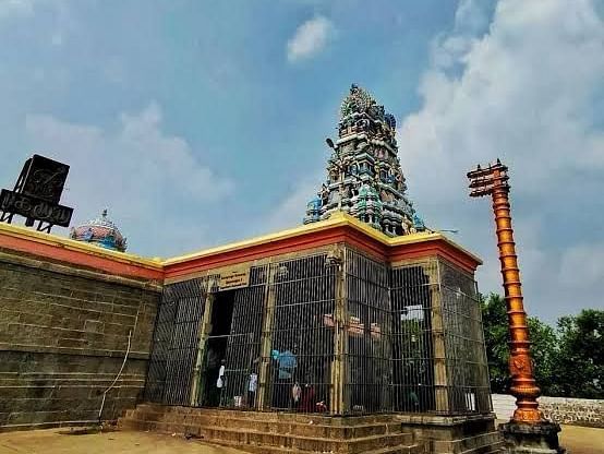 Side shot of Sri Baladhandayuthpani Temple with a backdrop of clear blue sky
