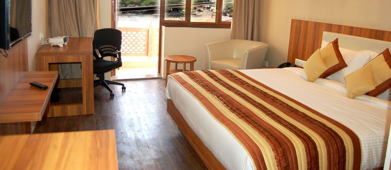 Deluxe Silver Rooms with Balcony along with a posh bed and warm interiors - le roi udaipur hotel3