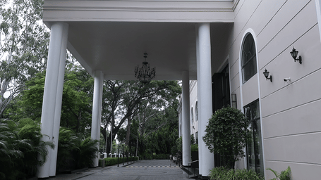 hotel-driveway-portico-entrance