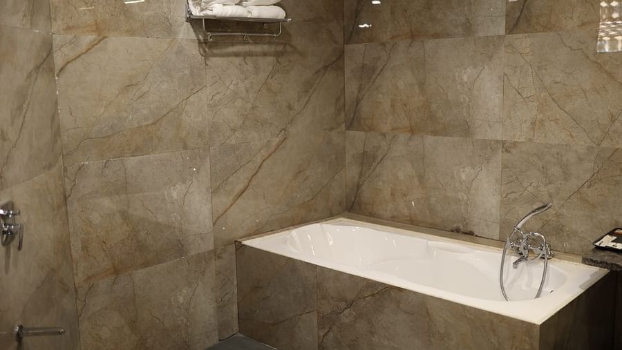 Suites with Bathtub15