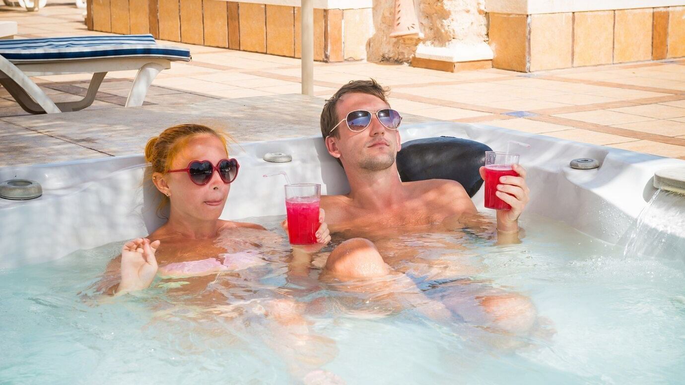 young-couple-relaxing-jacuzzi-pool 1385-1478