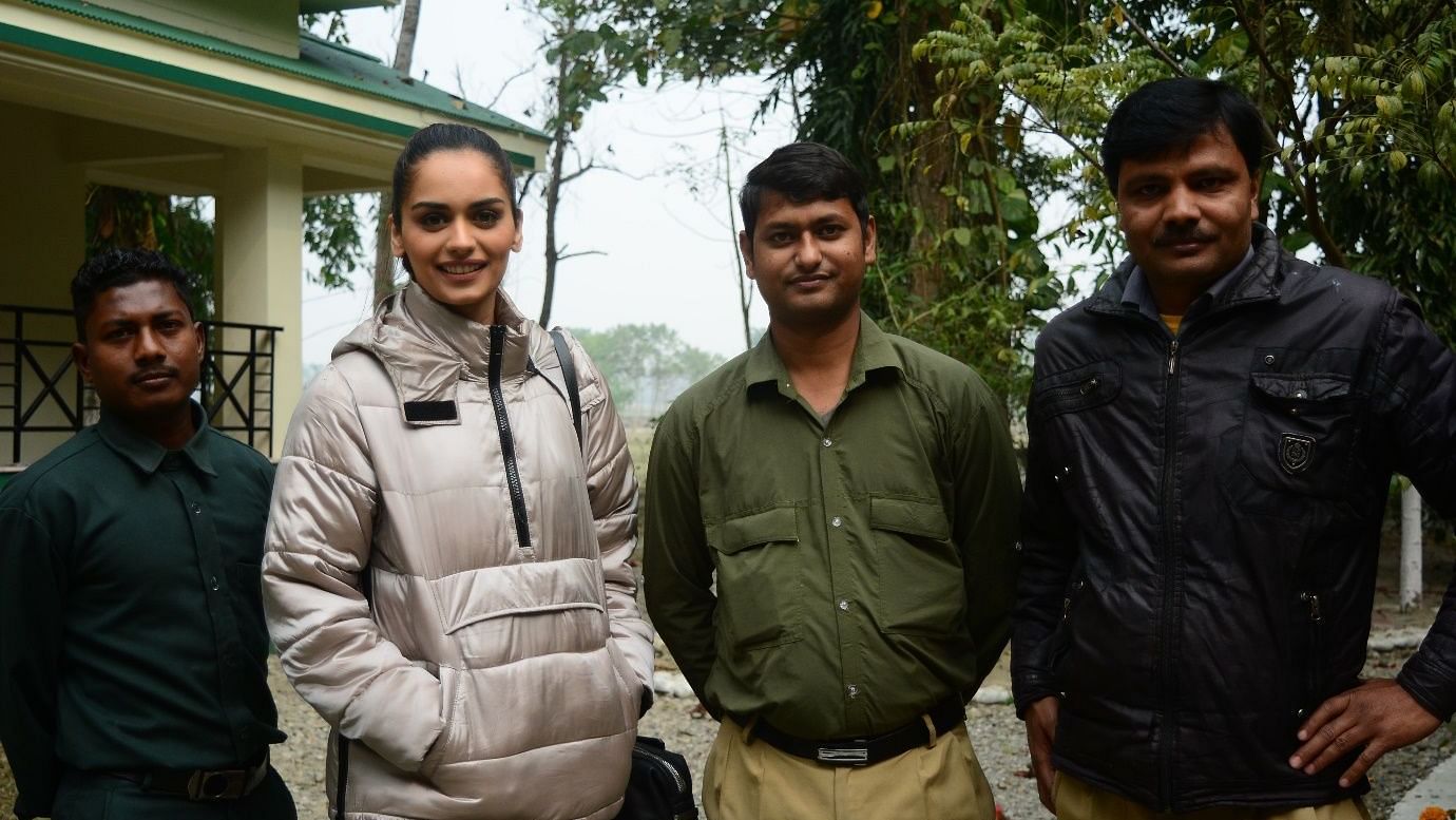 An image of Miss World 2017, Manushi Chhillar with three policemen