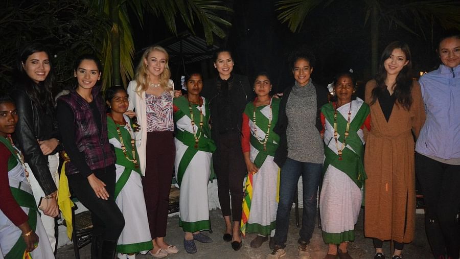 An image of Miss World 2017, Manushi Chhillar with her team and local people