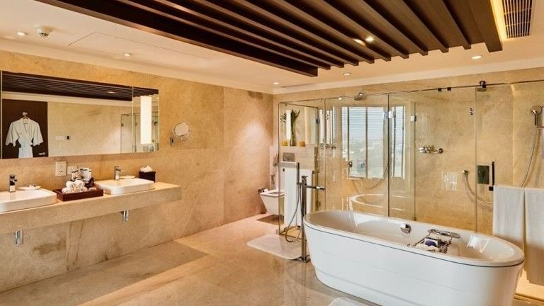 Luxury-Suite-Bathroom-768x576