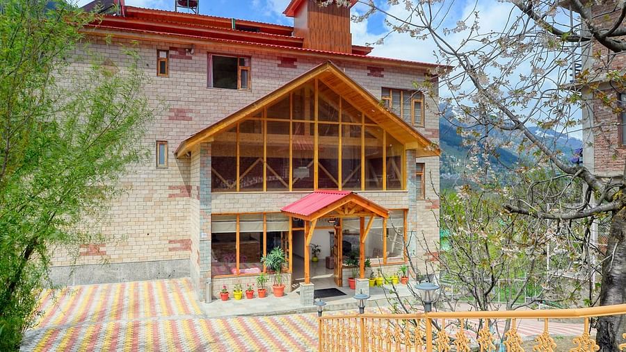 Facade with mountains in the backdrop - Clarks Inn Suites, Manali