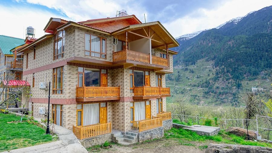 Facade with mountains in the backdrop3 - Clarks Inn Suites, Manali
