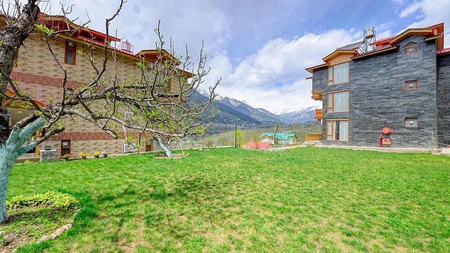 Well maintained lawn area with mountains in the backdrop3 - Clarks Inn Suites, Manali