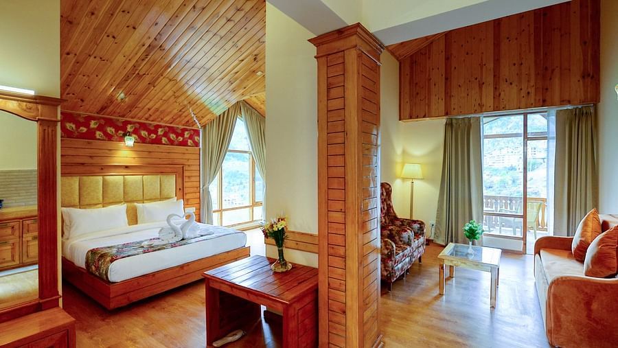 Suite with a separate bedroom and living room - Clarks Inn Suites, Manali
