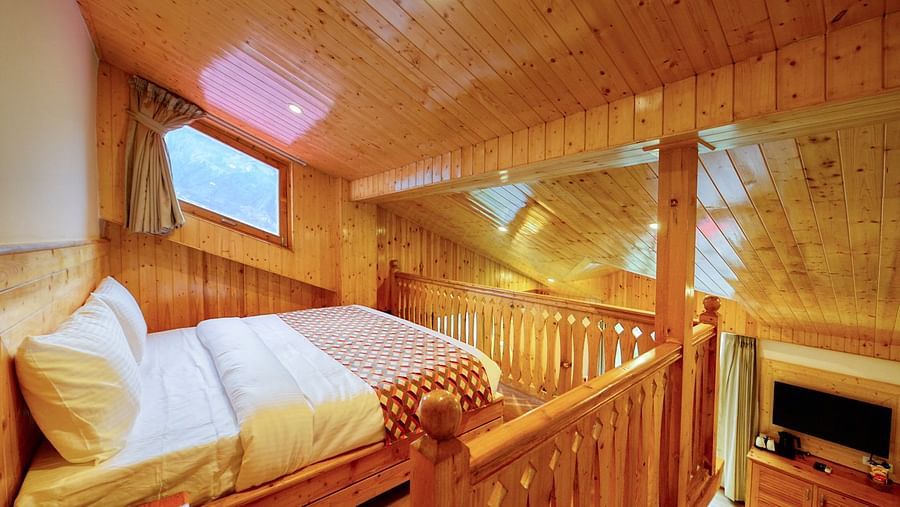 Attic area with a double bed and wooden ceilings - Clarks Inn Suites, Manali