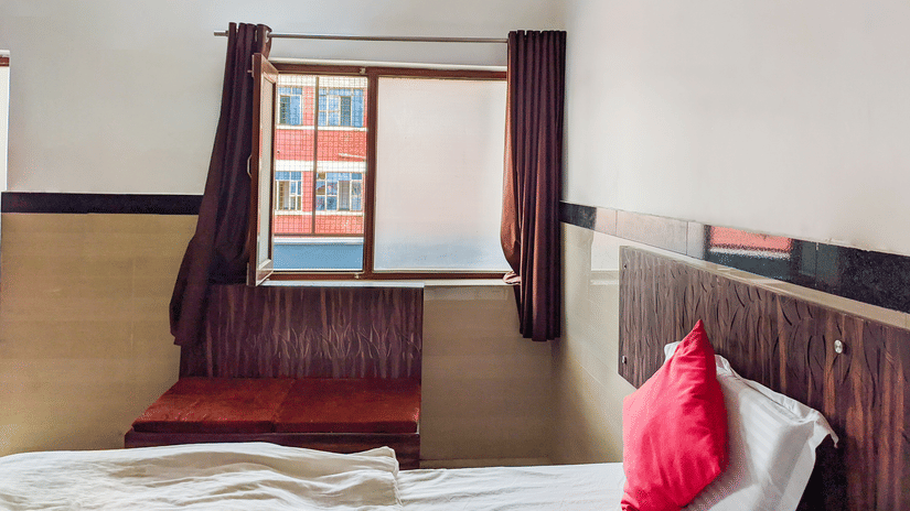 Room with a double bed, mini sofa and window - Hotel Goverdhan, Agra