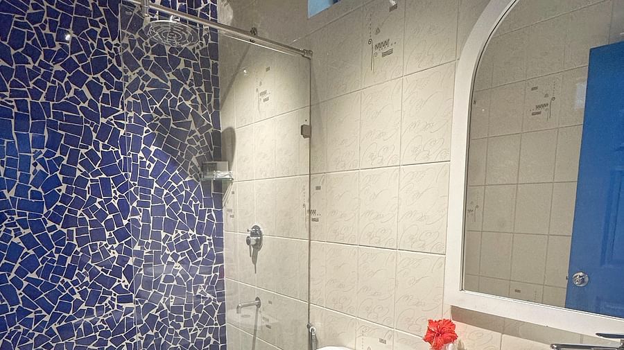 Overview of the shower area in the bathroom in one of the rooms at Azalea By Stone Wood Premier, Orlim