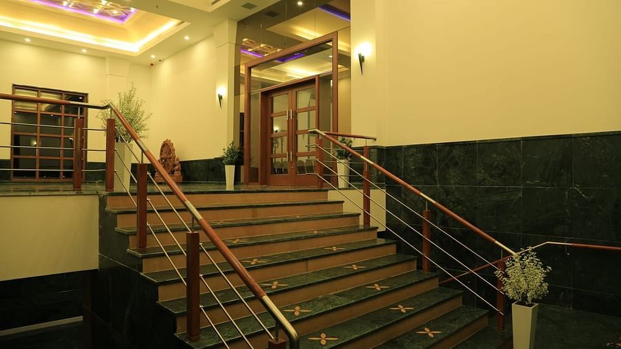 Staircase of DS Mahal Hall at Dhanalakshmi Srinivasan Hotels, Perambalur leading to the entrance door.
