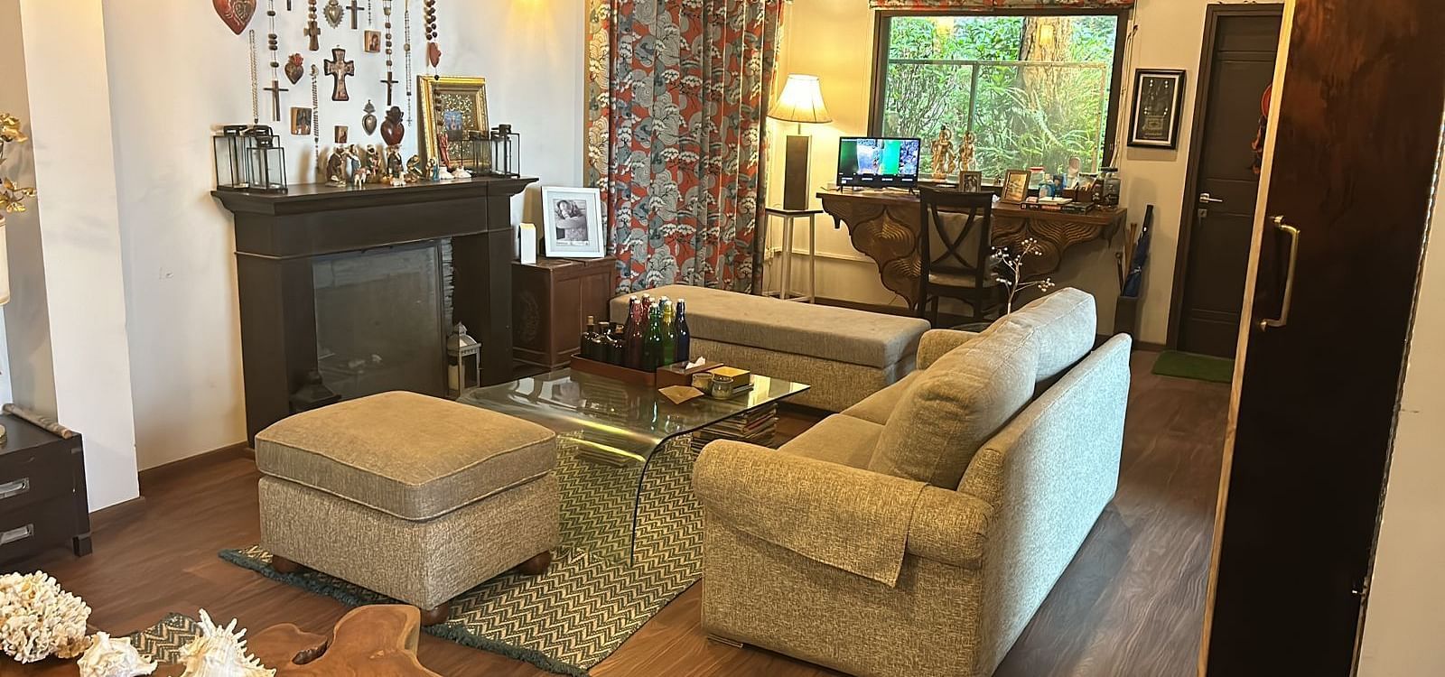 A living area with a comfortable sofas around the table in Presidential Suite at SOUTHGATE KASAULI BY ZENQ.
