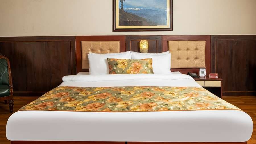 A front view of a bed in a room | Summit Oakden Resort & Spa, Mall Road