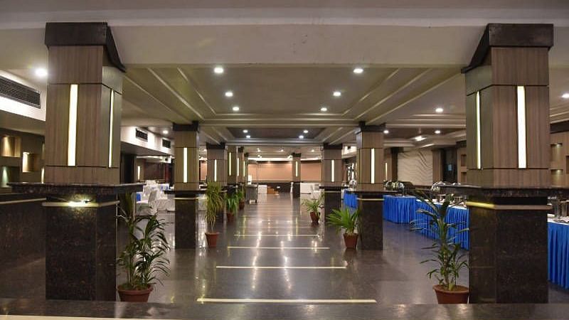 The expansive Banquet Hall at Hotel Gold, Panipat with several pillars in the hall.