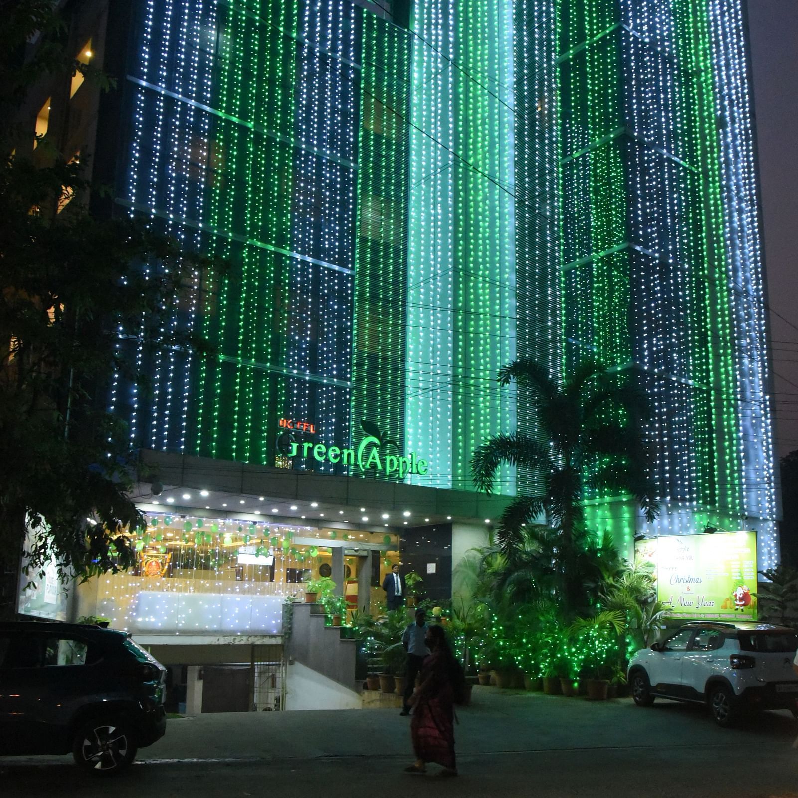 Night view of Hotel Green Apple facade 