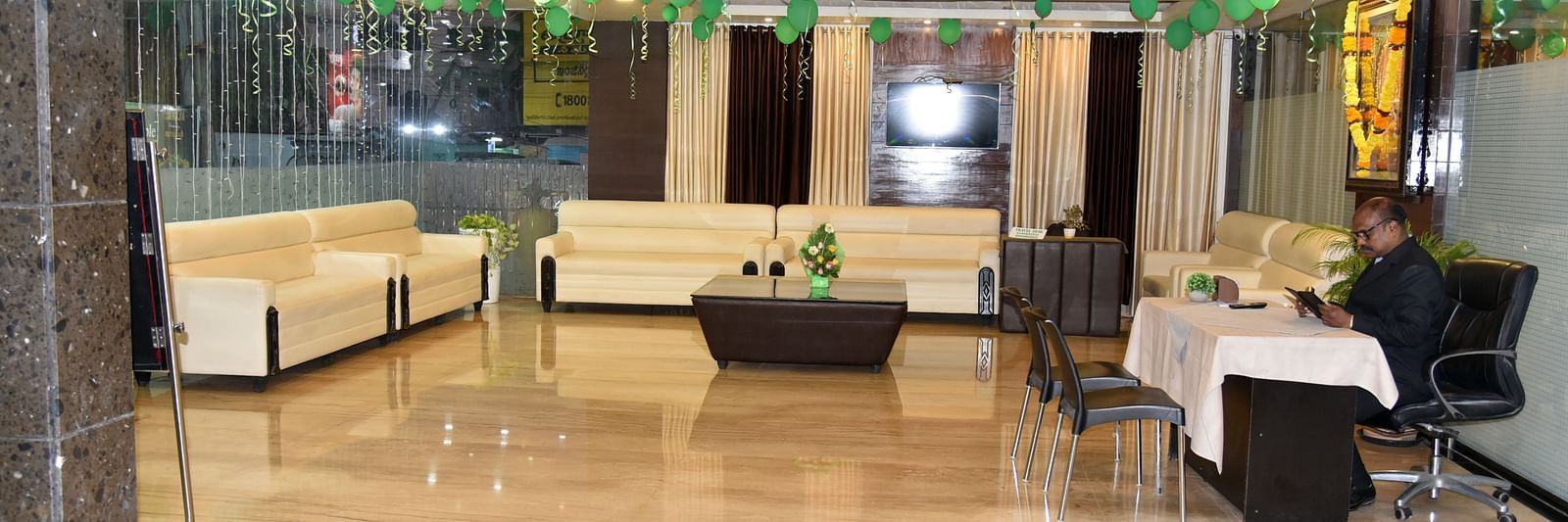 Lobby area with sofas and ballons on the ceiling at Hotel Green apple