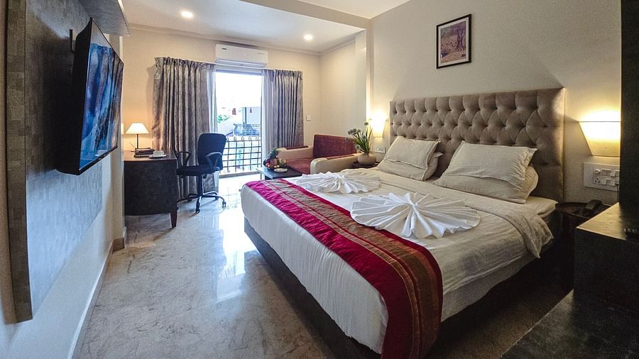 A modern bedroom with a TV, bed, and ambient lighting – The Verda de Miranda Resort.