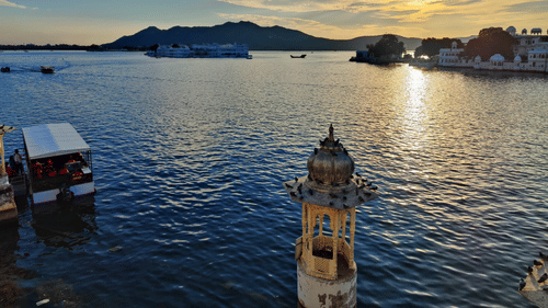 The view of Lake Pichola with sunset in the background
