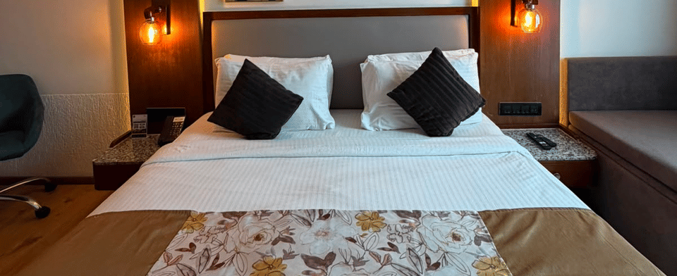 Deluxe Pool Room, King bed beneath cove lighting