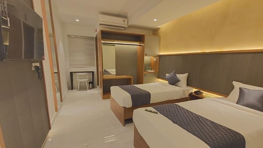 a view of the twin bed at Hotel La Premier