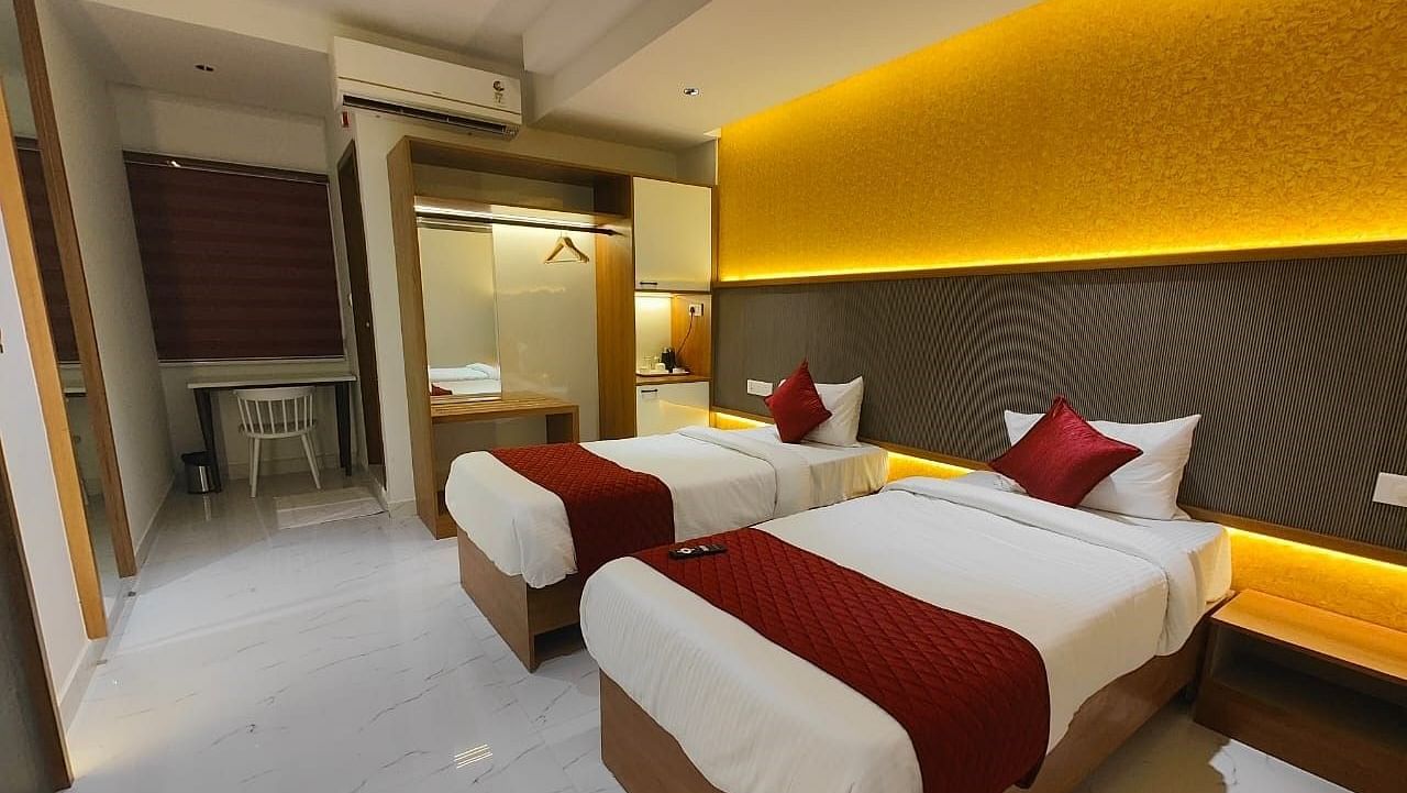 a view of the twin bed of the room of Hotel La Premier