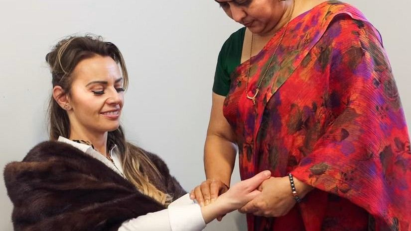  An Ayurvedic practitioner examining a woman