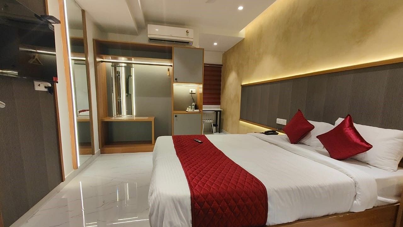 a view of the king sized bed of the room at hotel La Premier 