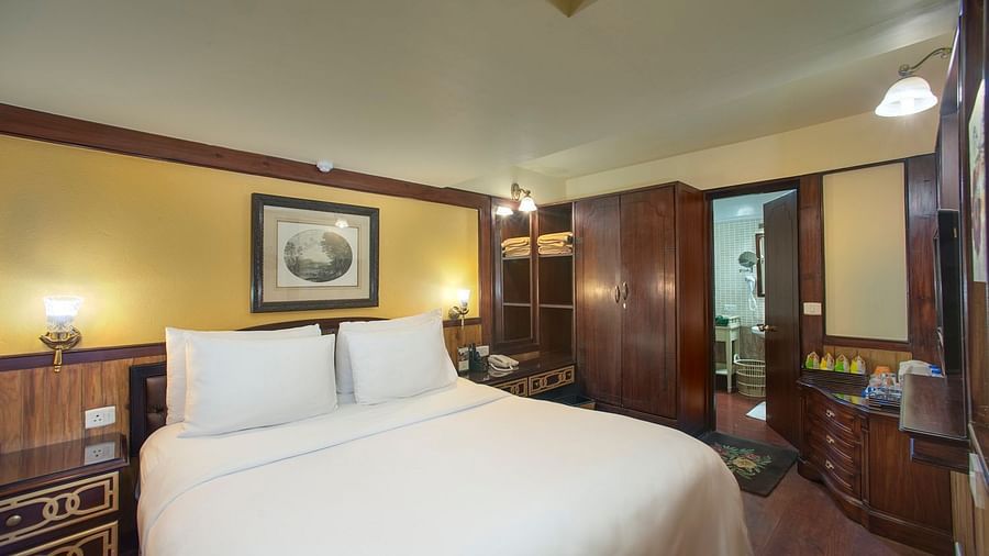 a king size bed - Mayfair Hill Resort, Darjeeling 2