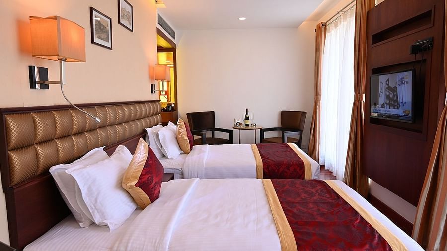 Raaj Bhaavan - interior view of the bedroom featuring twin beds