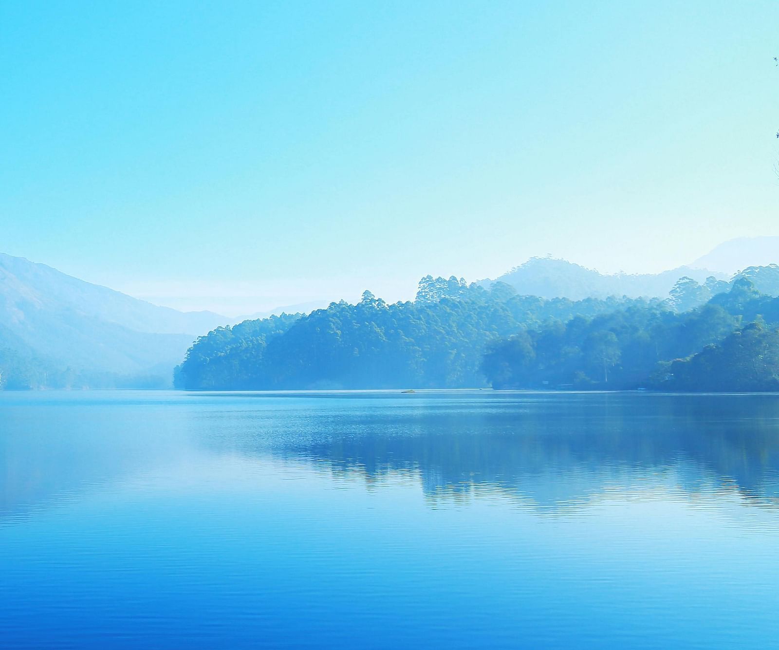 An image of a lake surrounded by the mountains