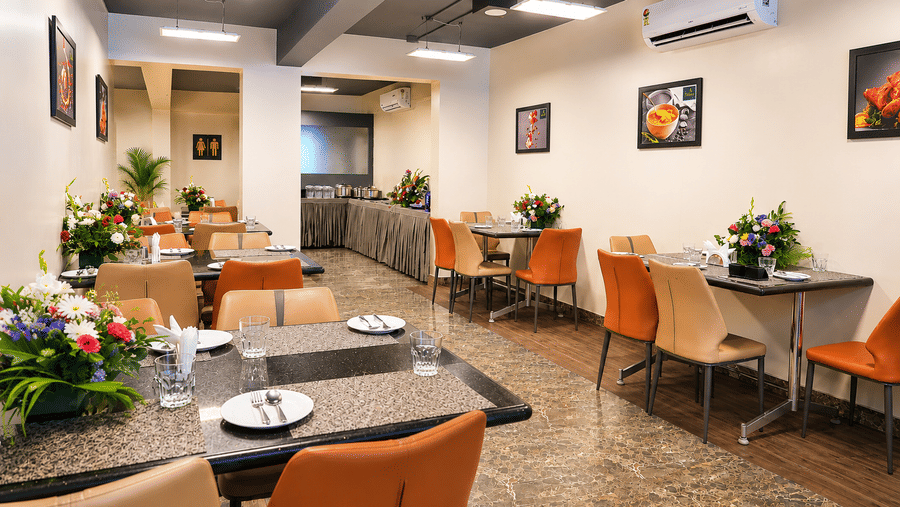 Dining area at Hotel Comfort Park with modern seating, stylish interiors, and comfortable ambience.