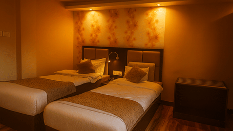 Hungry jack premium-twin-bed-hotel-room-luxury-lighting