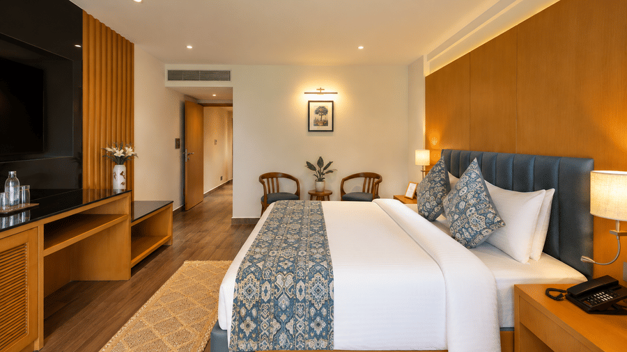 A well-lit double bedroom with warm wooden panels at BluSalzz Collection - Casa Onze, Arpora.