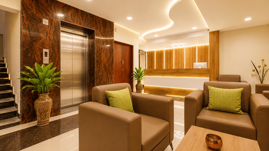 Stylish lounge area at Hotel Comfort Park with comfortable seating, elegant interiors, and modern design details.