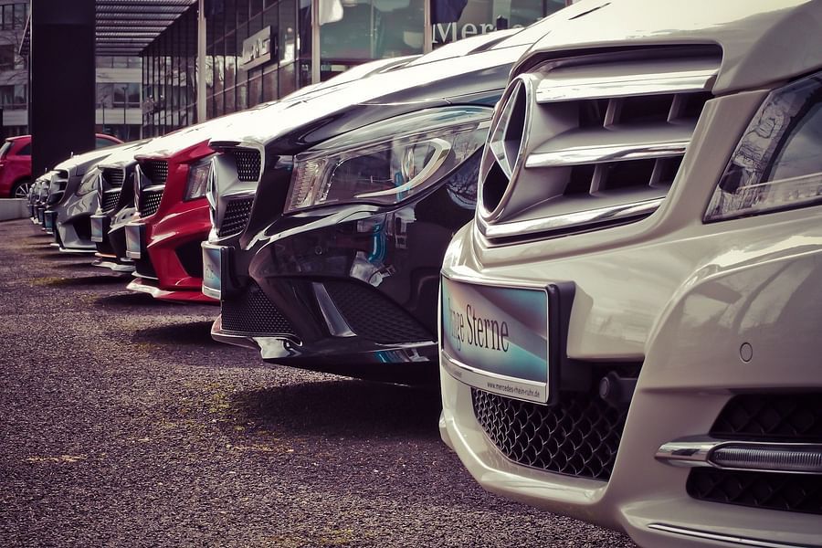 mercedes-benz-parked-in-a-row-164634