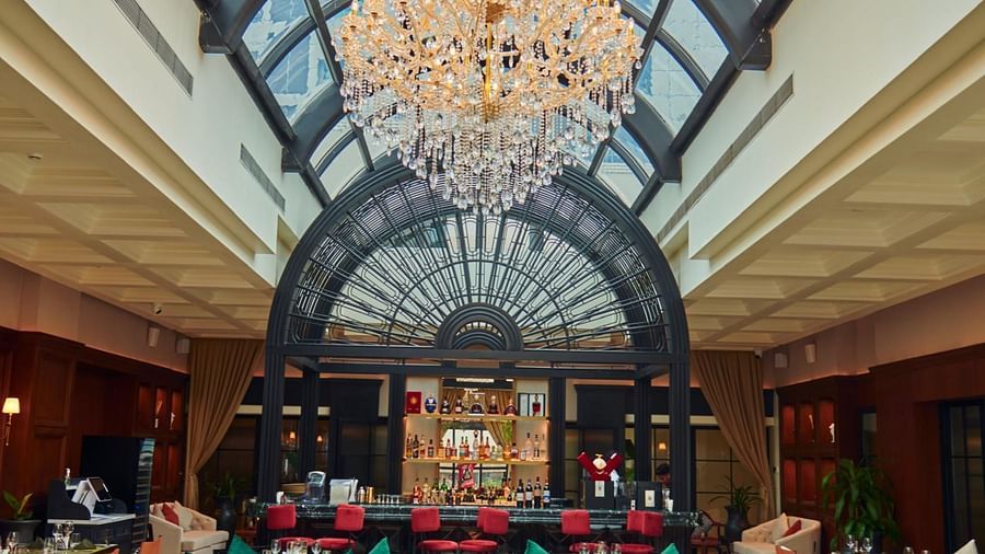 Restaurant at KertelSuites, featuring an elegant chandelier hanging above neatly arranged seating