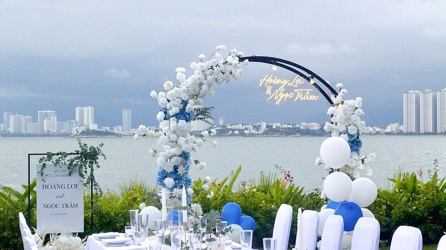 An outdoor area where table and chairs are placed - Alibu Resort Nha Trang