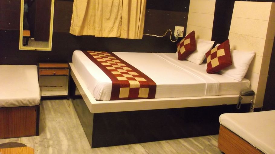 Hotel Abhineet Palace, Jaipur Jaipur Deluxe Non AC Triple Bedroom Hotel Abhineet Palace JAAIPUR 1