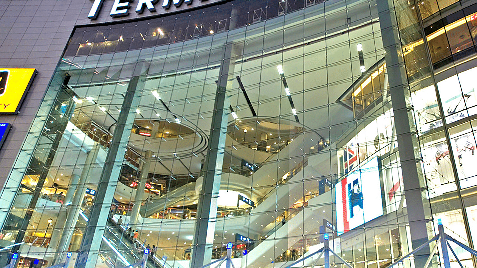 An overview of the facade area of Terminal 21 at BTS.