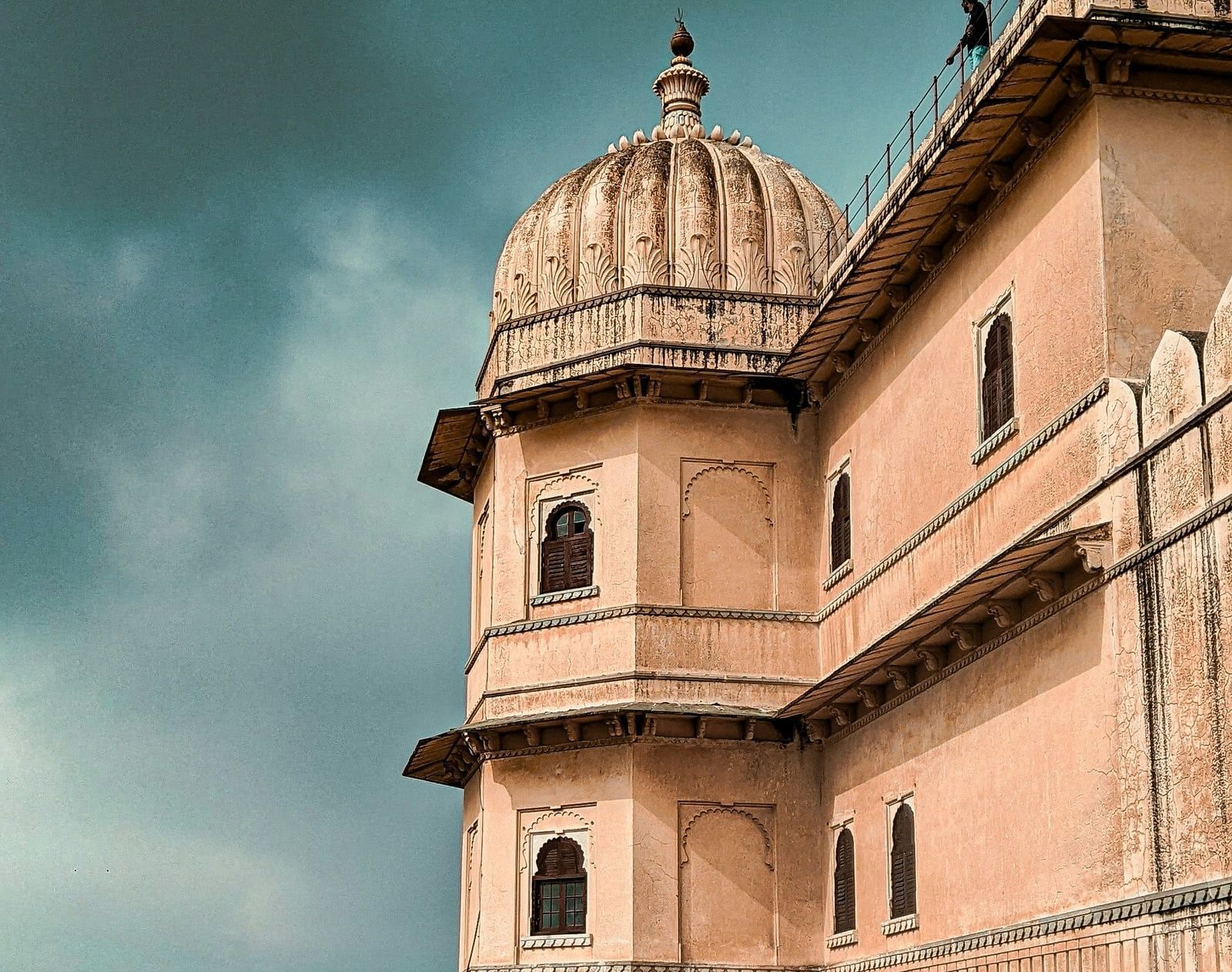 A far out view of Kumbhalgarh Fort with the two-tiered Badal Mahal in view.
