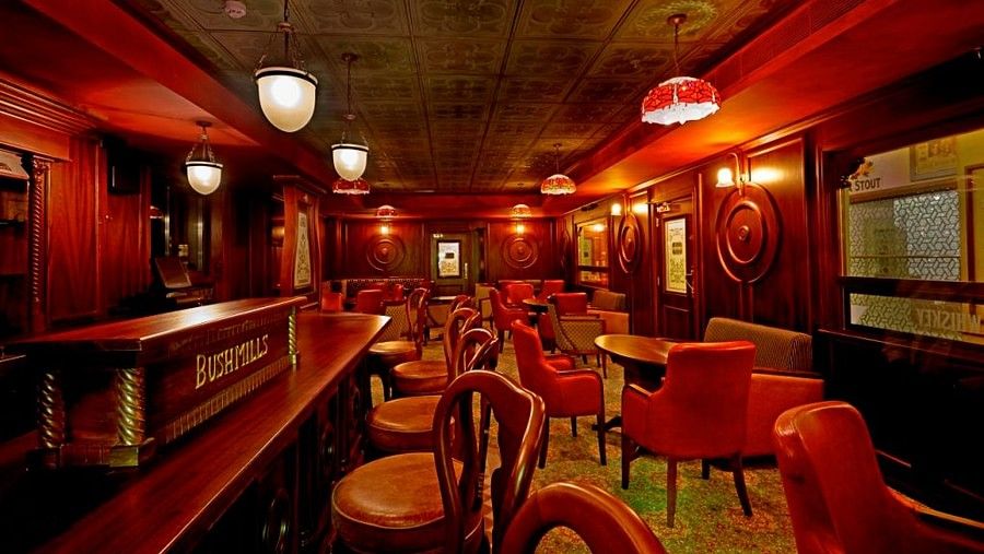 interior view of moon and six pence lounge in chennai at hablis
