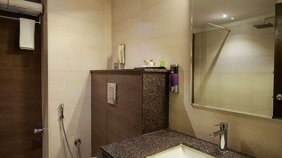 Royal Suite King Bed Room.jpg (3)