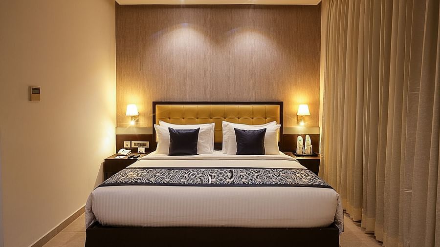 Royal Suite King Bed Room.jpg (6)